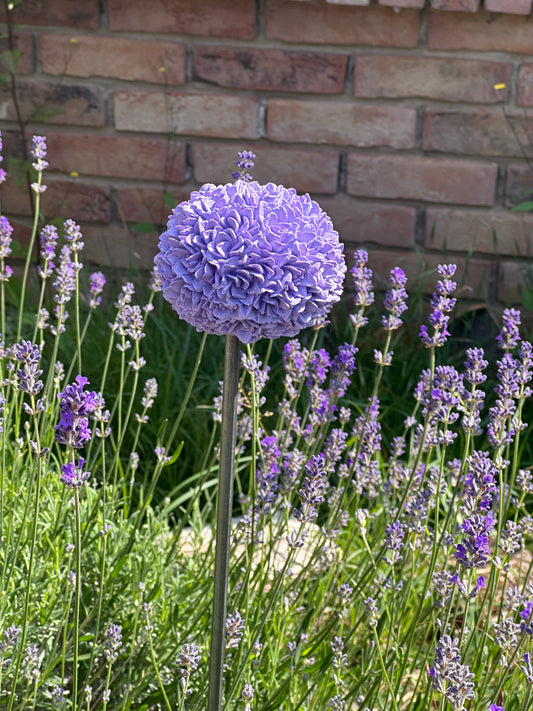 Allium Gartenstecker aus Beton lila